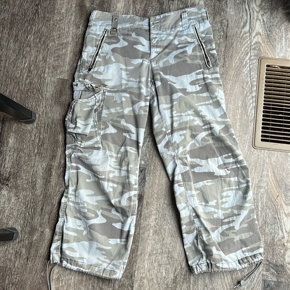 EXPRESS • BLUE CAMO CAPRI PANTS size 5/6